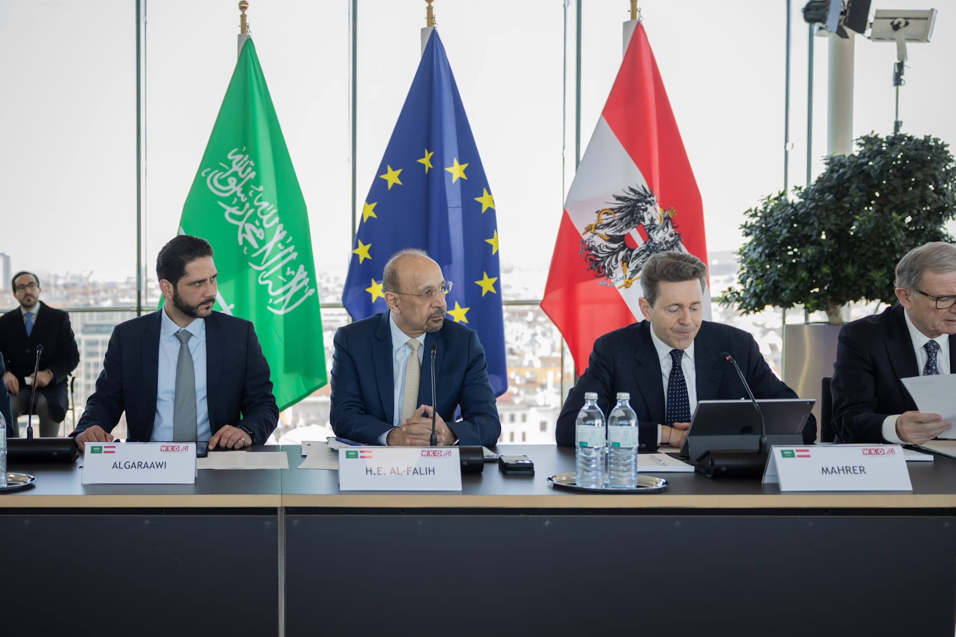 الفالح يعرض الفرص الاستثمارية في السعودية على كبار المسؤولين النمساويين