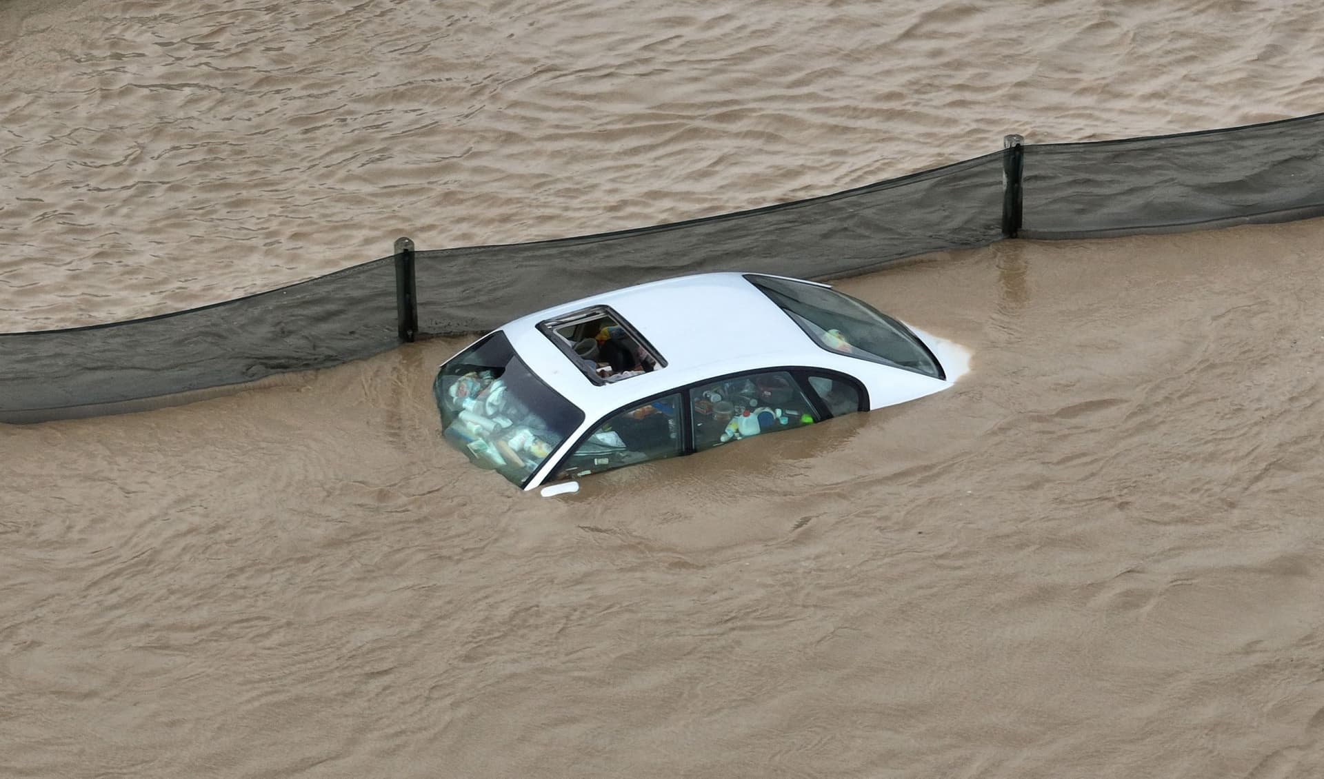 كاليفورنيا تغرق .. تصدع سد والآلاف يغادرون منازلهم