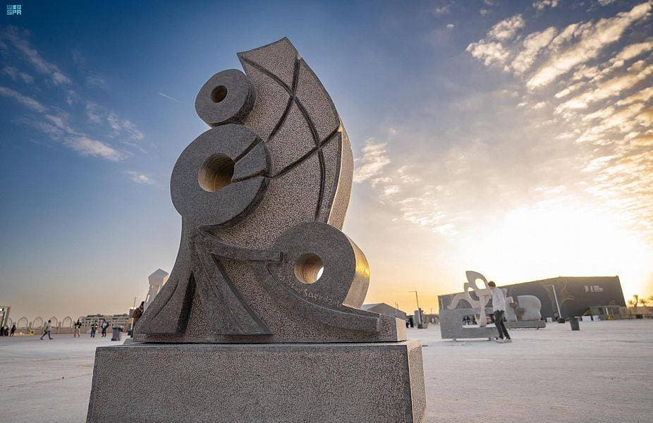 شارك 130 فنانا وفنانة من 40 دولة في ملتقى طويق للنحت."واس"