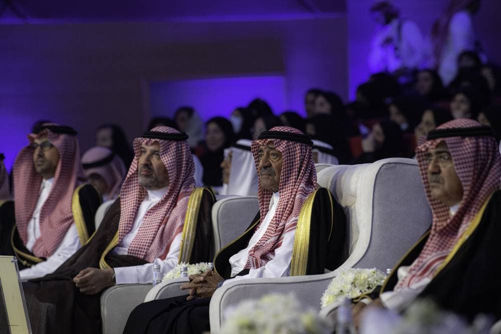 الأمير مقرن وأمير المدينة المنورة خلال حضورهما الحفل.
