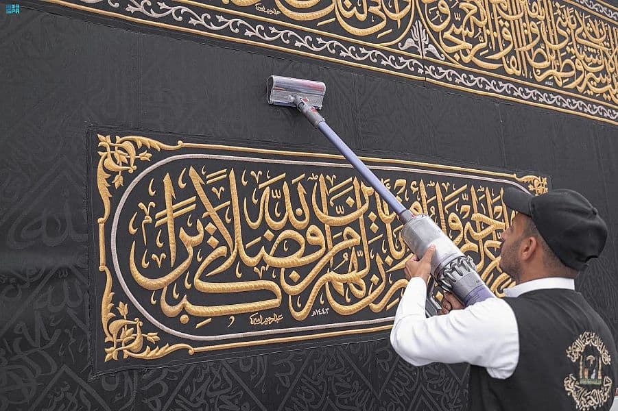 صيانة كسوة الكعبة المشرفة استعدادًا لشهر رمضان المبارك