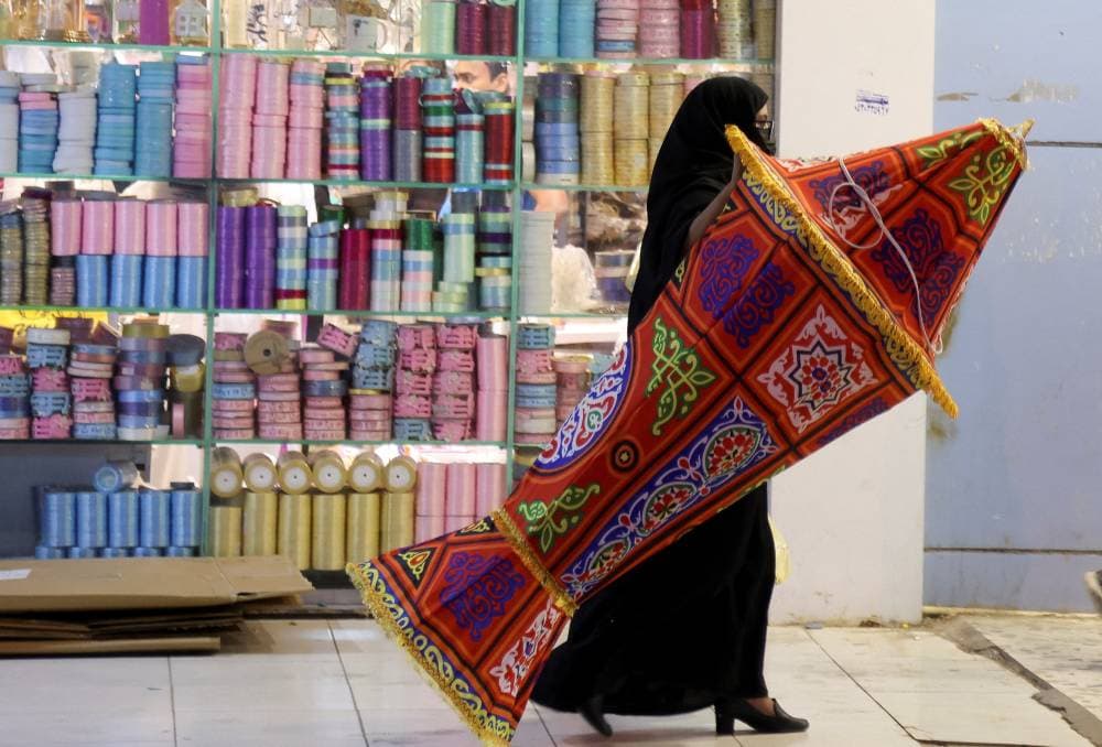 مبيعات الفوانيس تنتعش في أسواق الرياض، احتفالا بشهر رمضان. «رويترز »