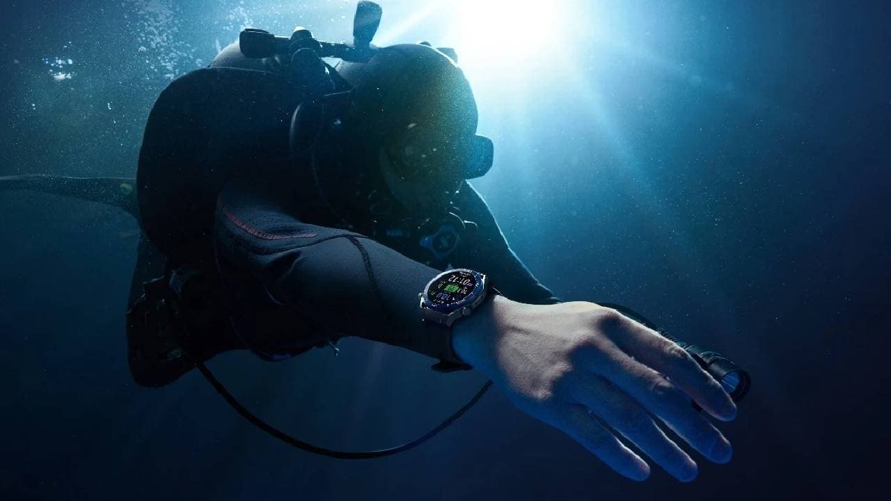 الساعة مزودة ببطارية تستطيع العمل 14 يوما.