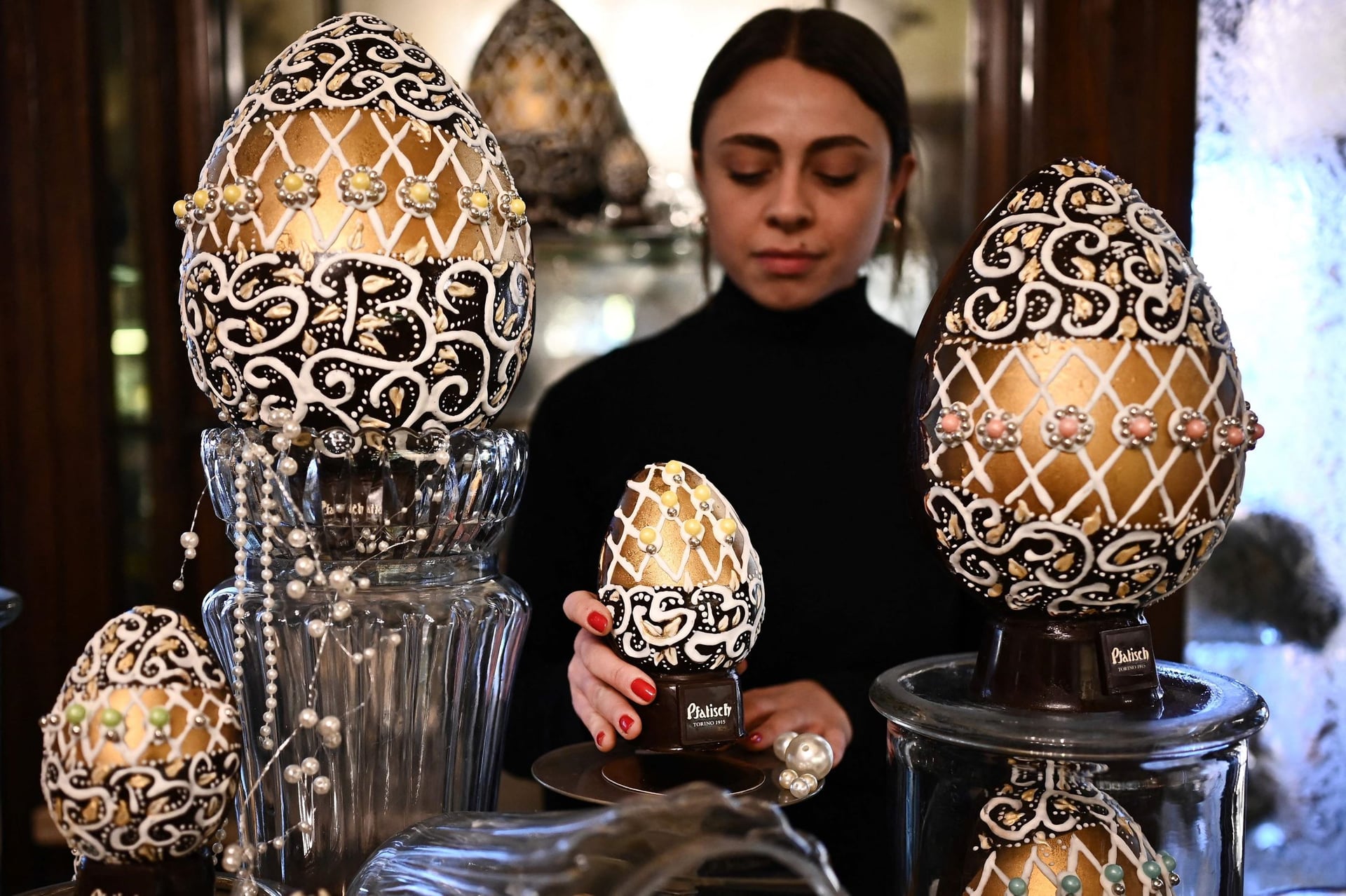 بيضة الملوك .. شوكولاتة مزخرفة بالذهب بـ 400 يورو