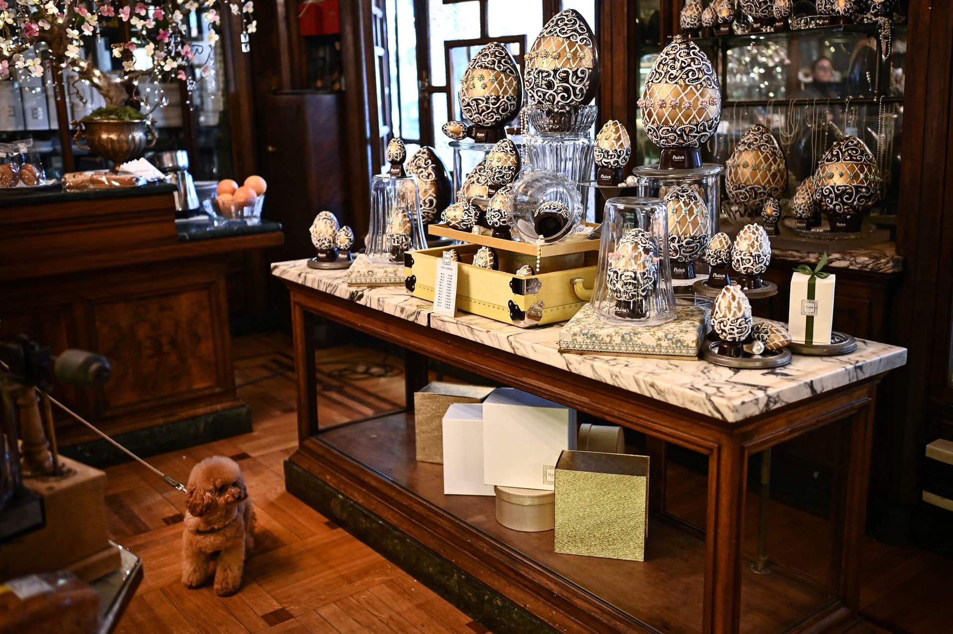 بيضة الملوك .. شوكولاتة مزخرفة بالذهب بـ 400 يورو