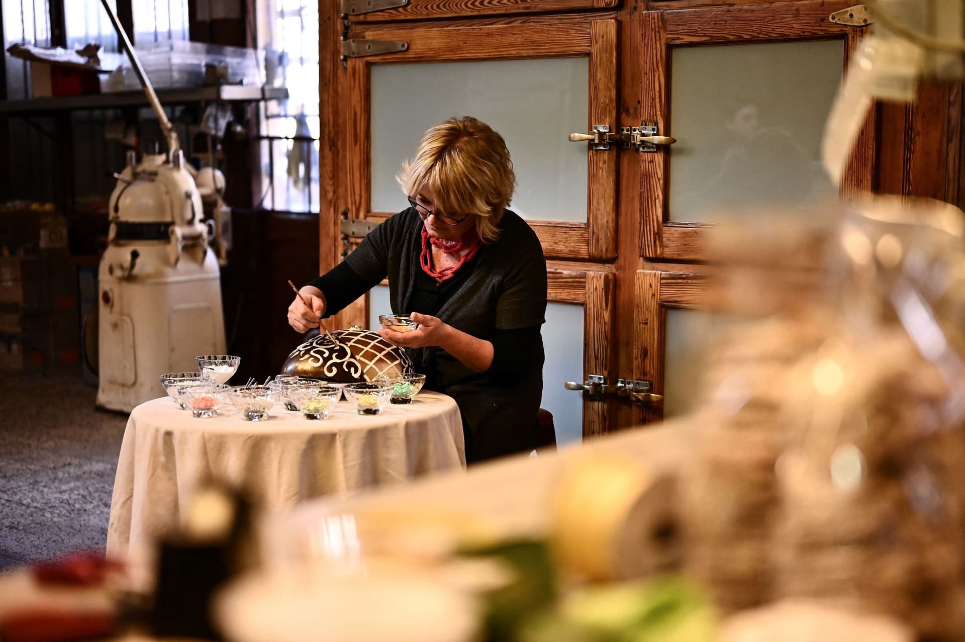 بيضة الملوك .. شوكولاتة مزخرفة بالذهب بـ 400 يورو