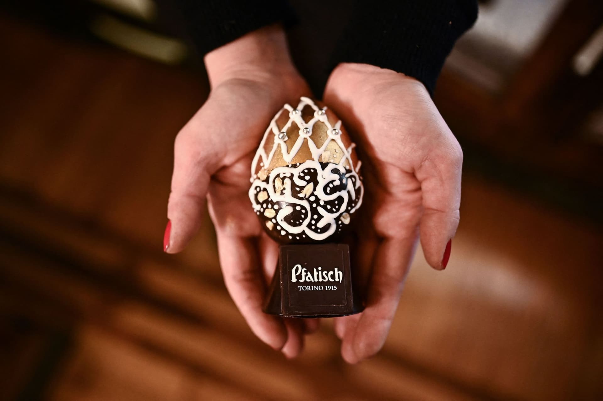 بيضة الملوك .. شوكولاتة مزخرفة بالذهب بـ 400 يورو