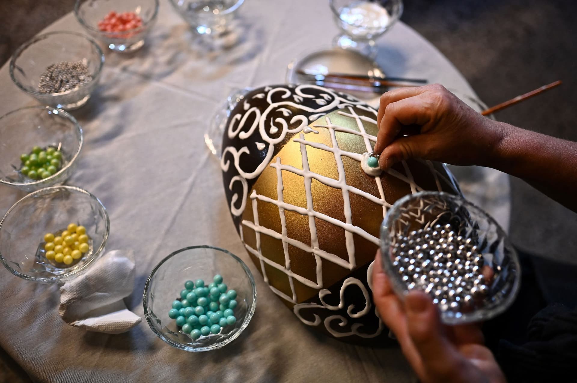 بيضة الملوك .. شوكولاتة مزخرفة بالذهب بـ 400 يورو