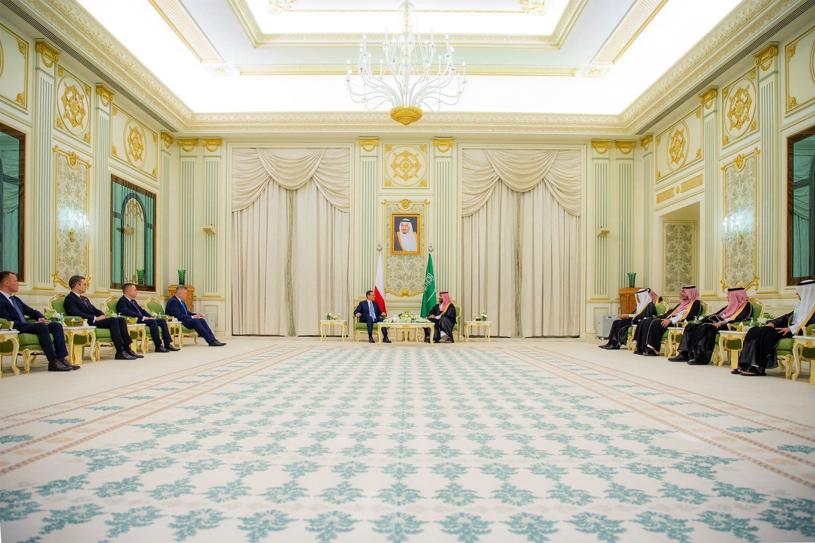 ولي العهد يبحث مع رئيس وزراء بولندا سبل تعزيز آفاق التعاون