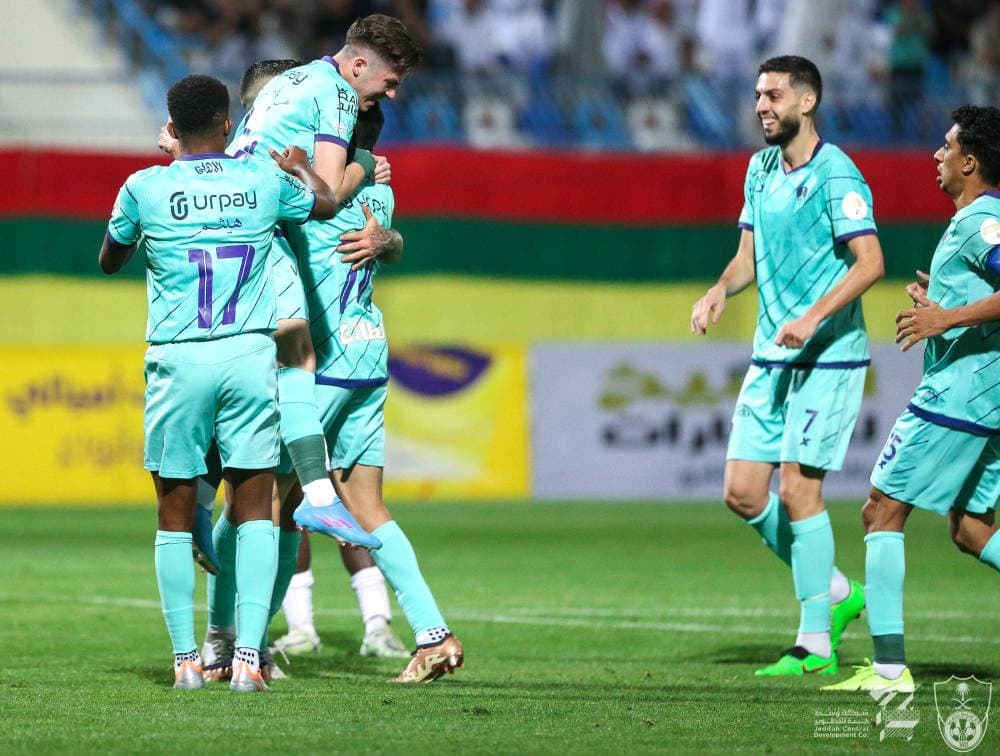لاعبو الأهلي يحتفلون بهدف المقرن الأول. مركز الأهلي الإعلامي