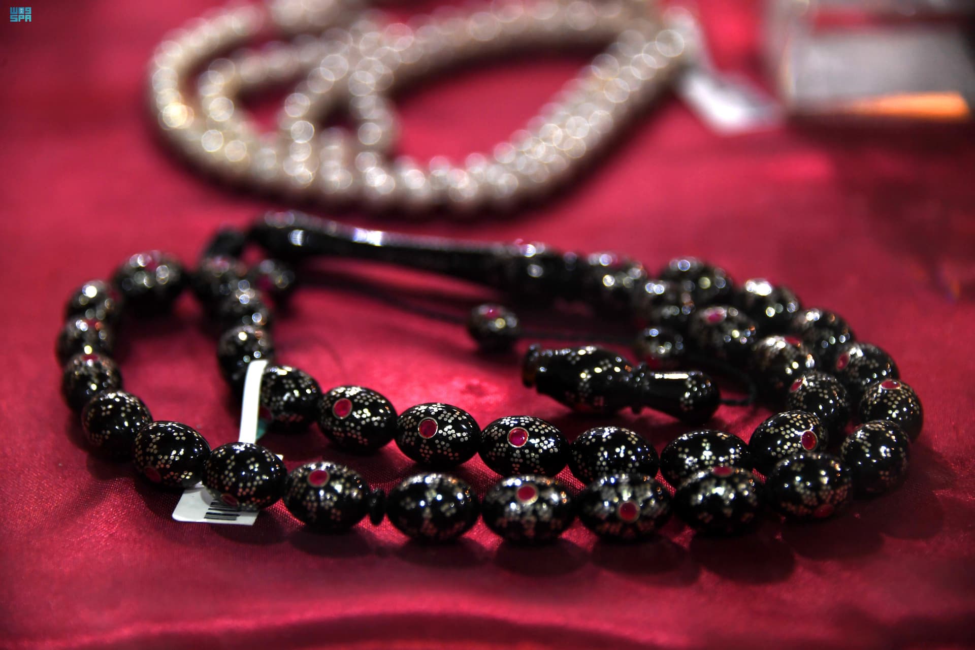 سبح الكهرمان والعقيق والفيروز.. هدايا الأعياد والمناسبات السعيدة