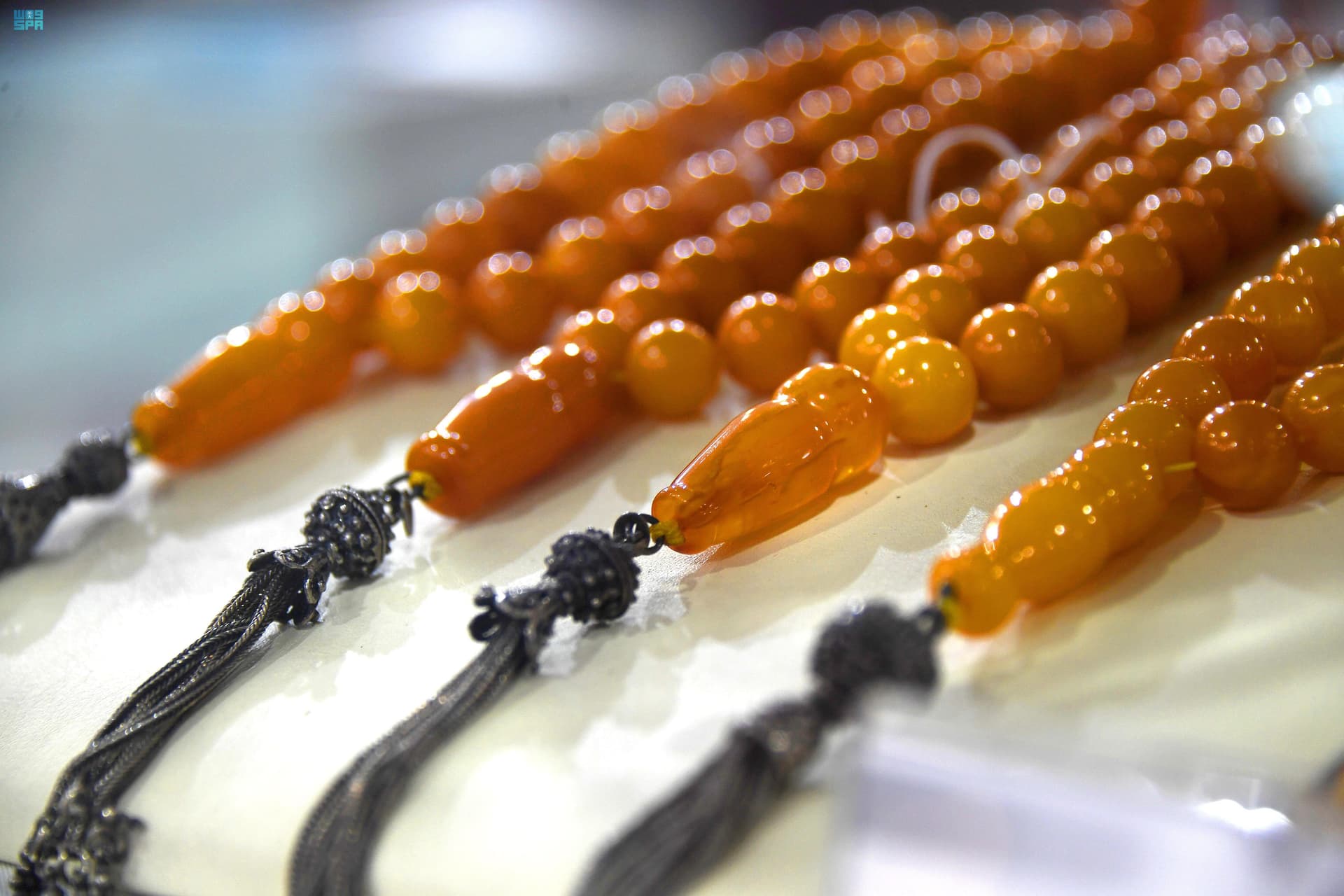 سبح الكهرمان والعقيق والفيروز.. هدايا الأعياد والمناسبات السعيدة