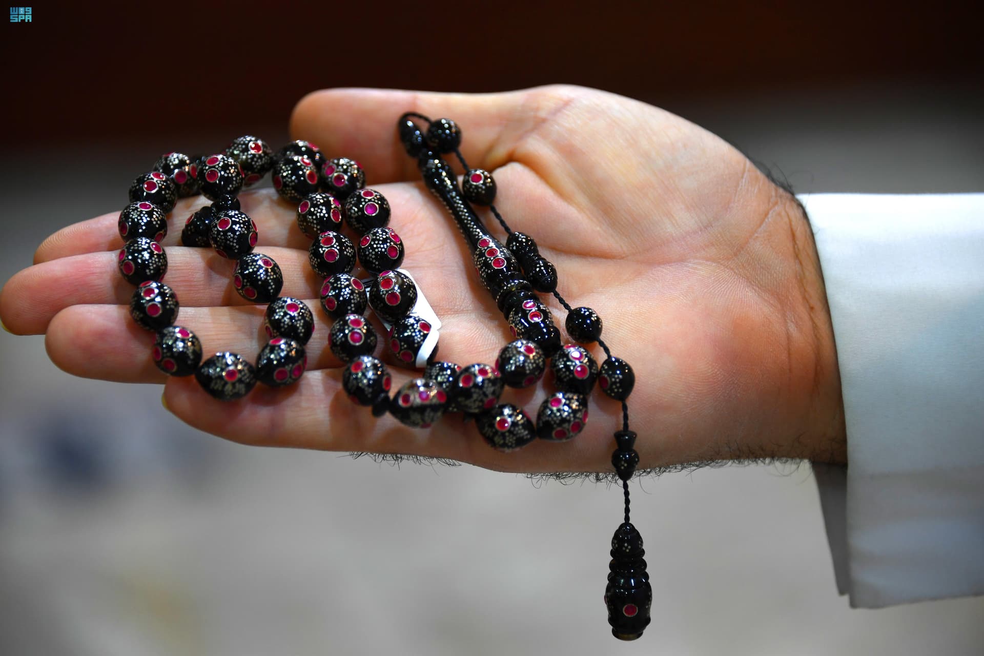 سبح الكهرمان والعقيق والفيروز.. هدايا الأعياد والمناسبات السعيدة