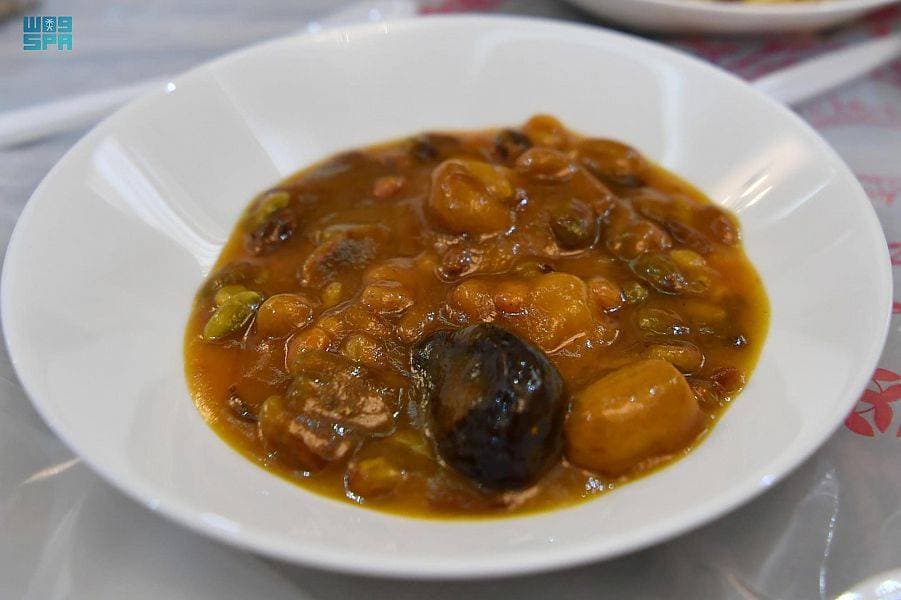 تتكون الدبيازة من قمر الدين وأنواع مختلفة من المكسرات."واس"