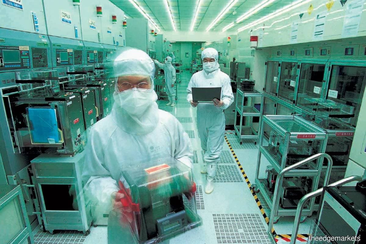 مشهد من داخل مجمع شركة تي سي إم سي التايوانية التي تتوقع هذا العام أول انخفاض في إيراداتها السنوية منذ عام 2009.