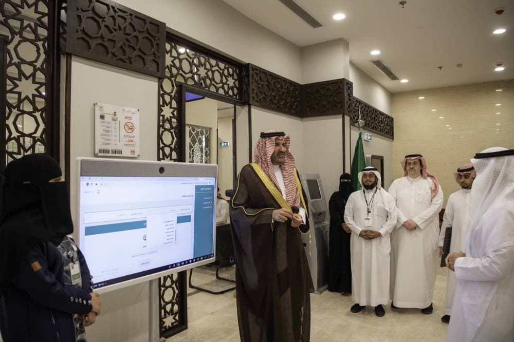الأمير فيصل بن سلمان خلال تدشينه المنصة.