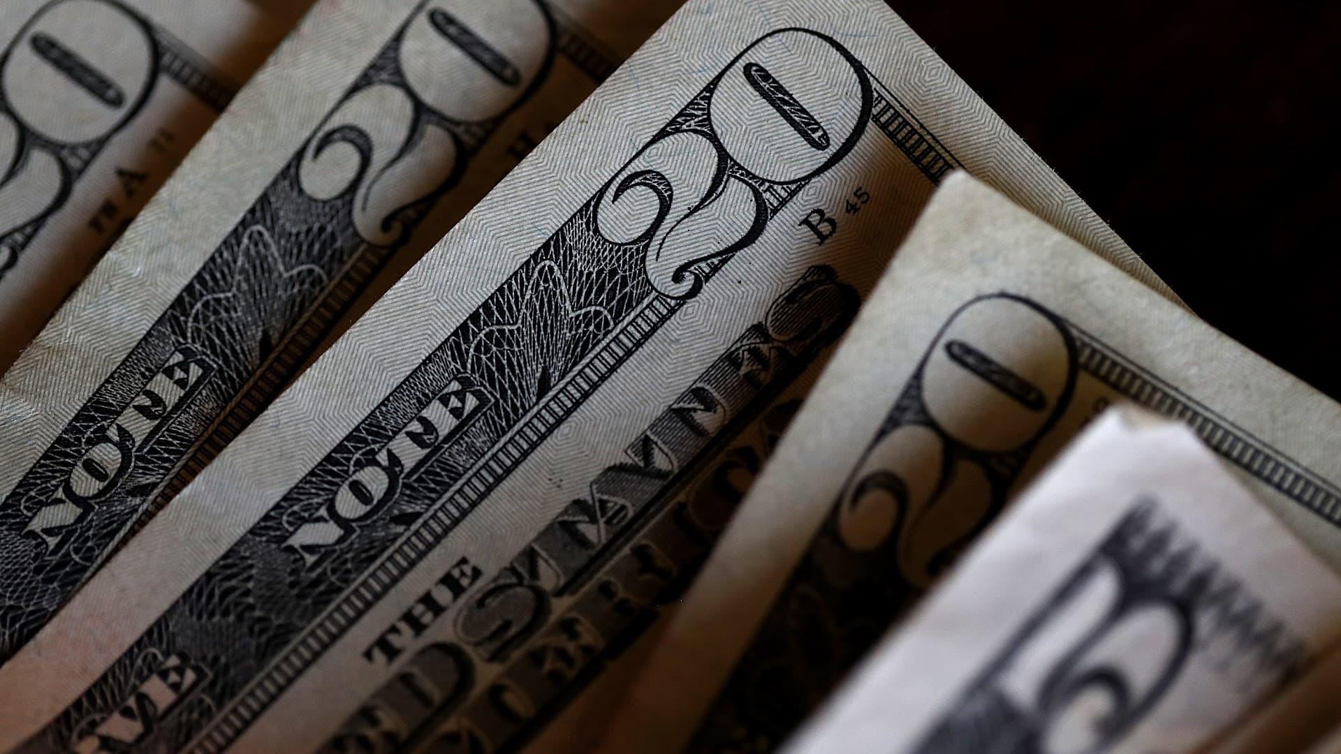 الدولار يرتفع بعد صدور بيانات الوظائف الأمريكية