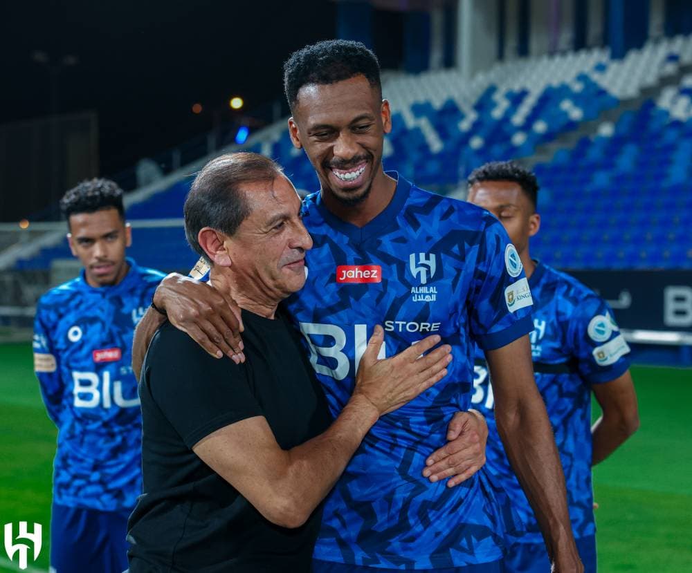 دياز يودع لاعبي الهلال قبل انطلاق التدريبات أمس. مركز الهلال الإعلامي