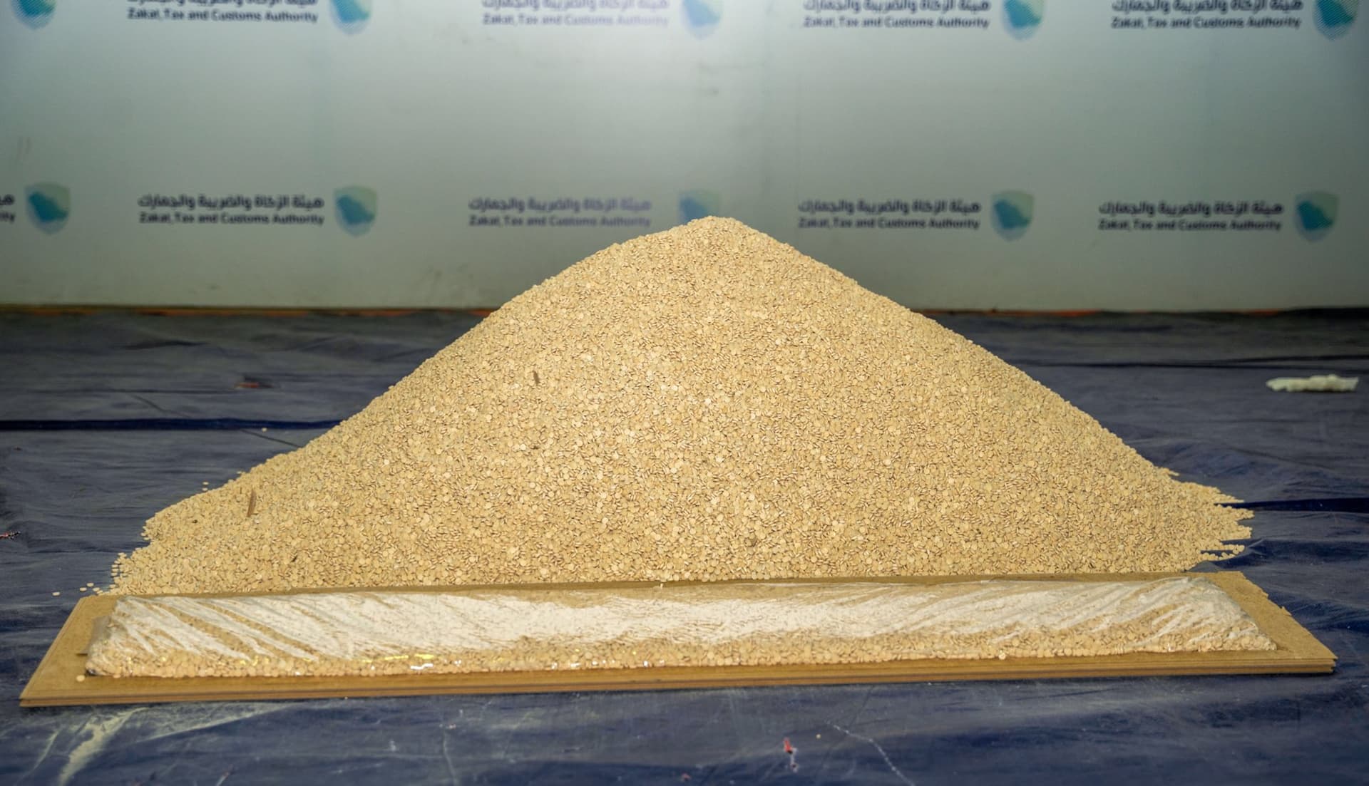 إحباط تهريب 1.3 مليون حبة كبتاجون مخبأة في إرسالية ألواح خشبية في ميناء جدة