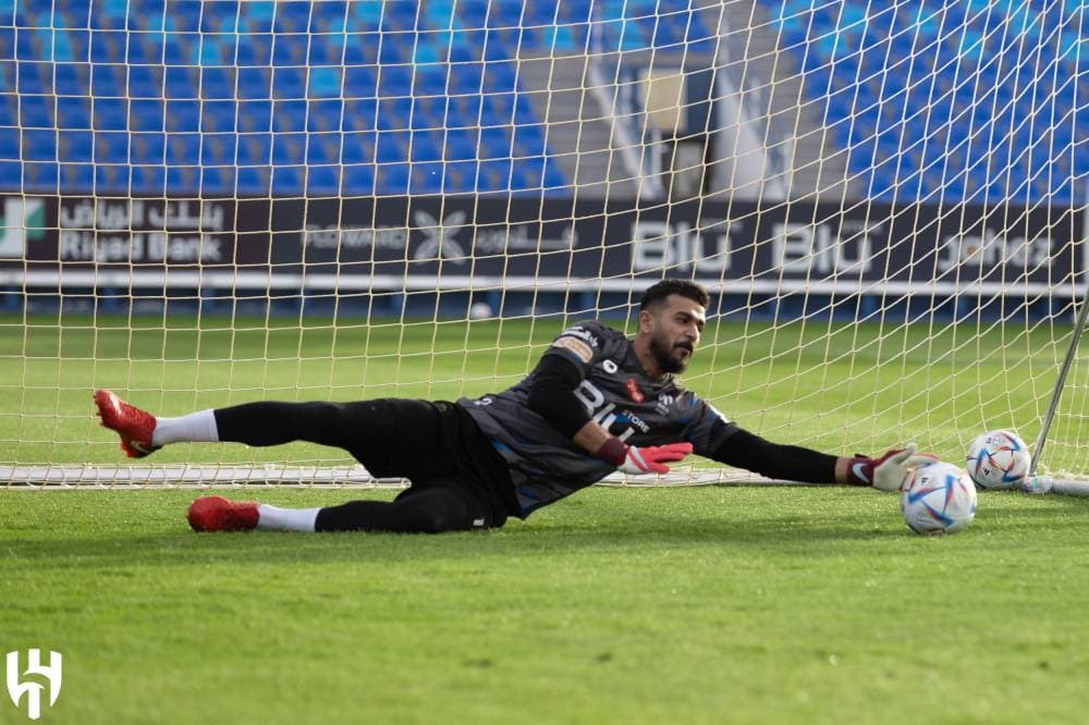 المعيوف يتصدى للكرة خلال تدريبات الهلال أمس. مركز الهلال الإعلامي