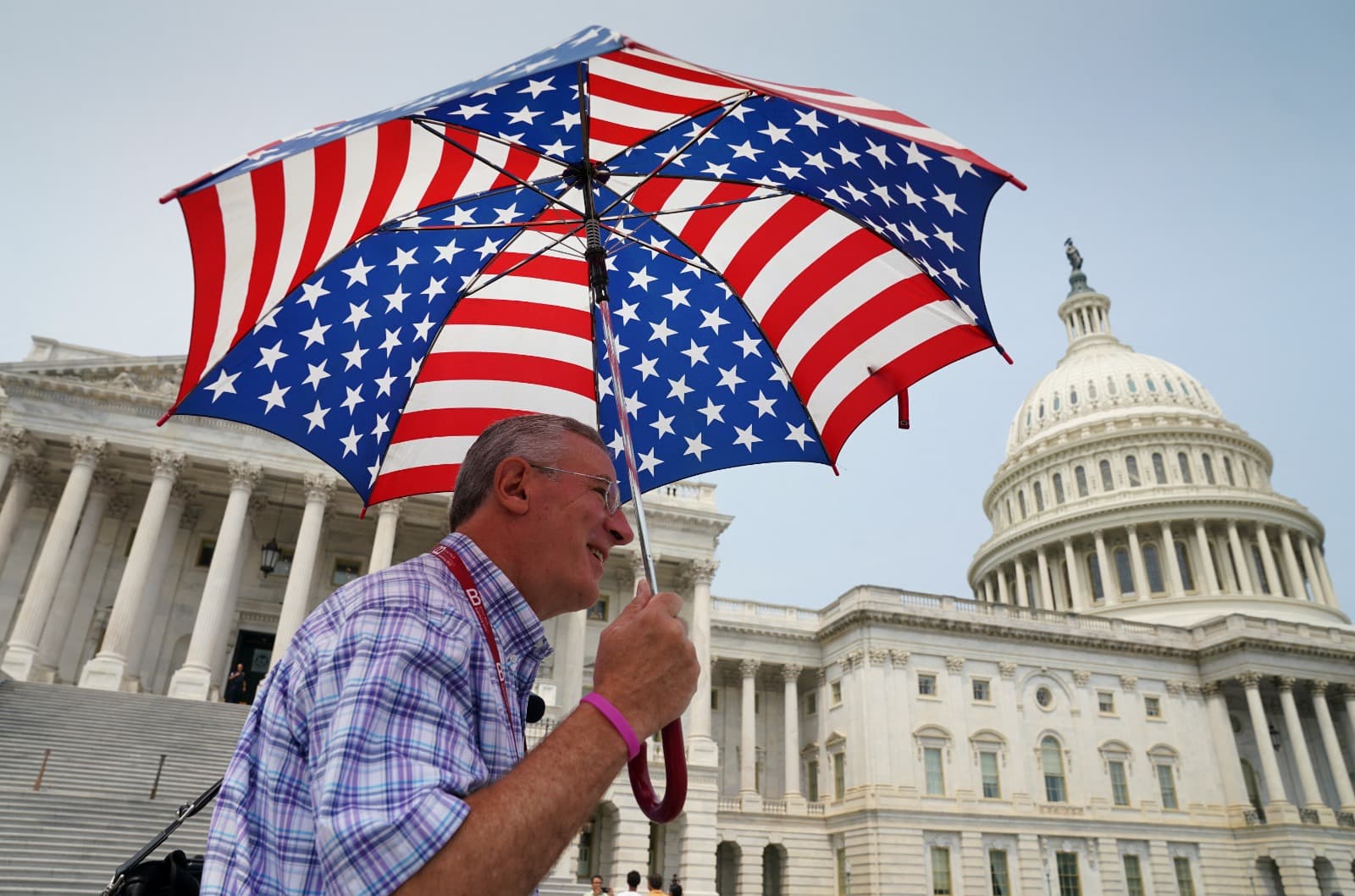يرى الديمقراطيون أن الأثرياء والشركات يجب أن يدفعوا ضرائب أكثر ويقول الجمهوريون إنه يتعين خفض الإنفاق