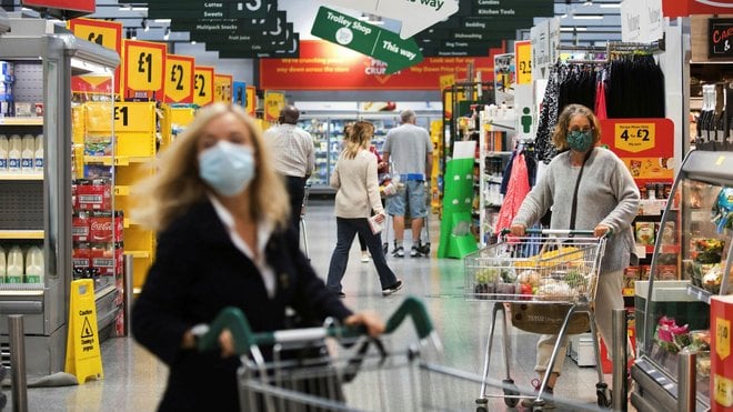 متاجر التجزئة بين سندان نقص السلع ومطرقة الطلب المتقلب