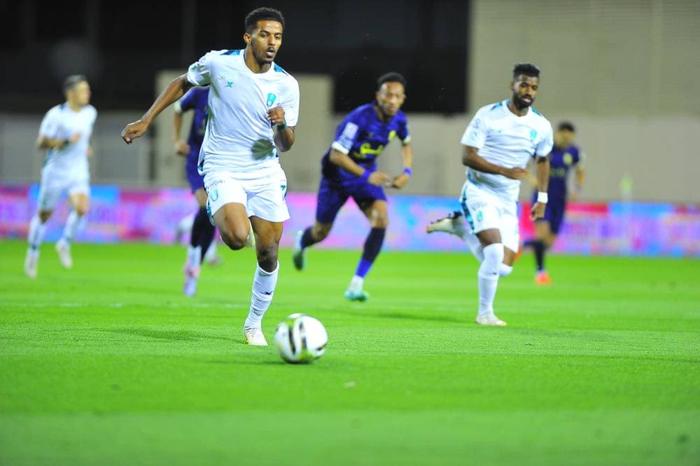 هيثم عسيري منفردا خلال مواجهة الحزم أمس. "دوري يلو"