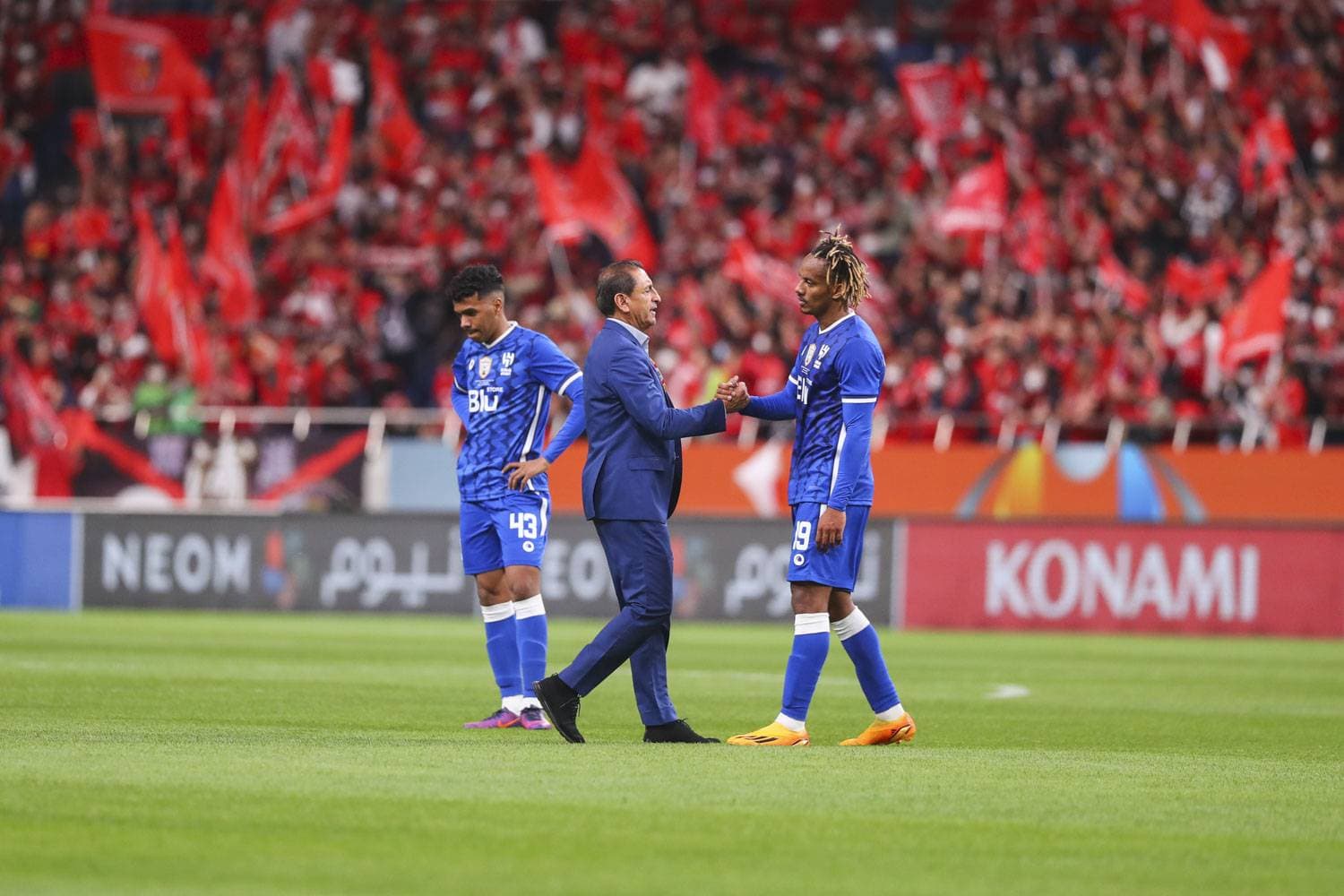 دياز يواسي كاريلو بعد نهاية المباراة. تصوير: علي الظاهري ـ "الاقتصادية"