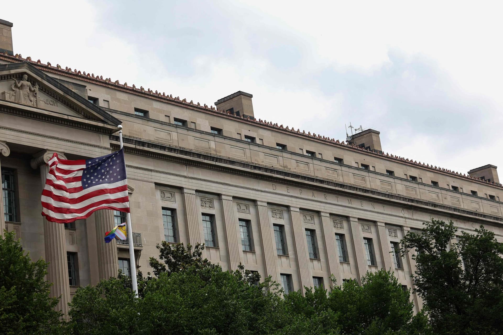 نجل بايدن يقر بذنبه في مخالفات ضريبية وأخرى مرتبطة بحيازة سلاح ناري