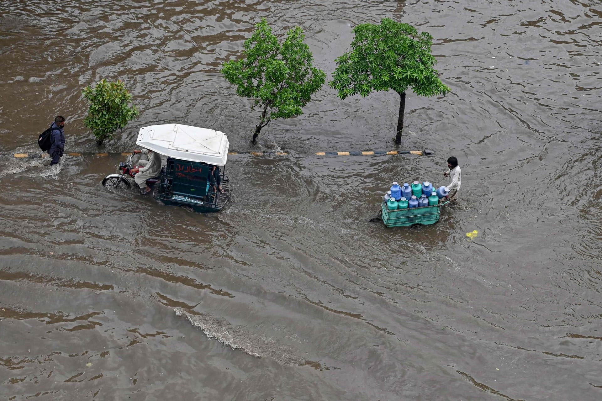 الأمطار تغرق باكستان في المياه والظلام