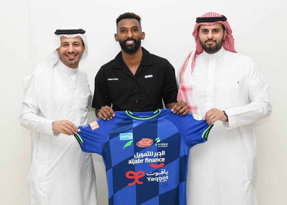 البريكان بعد تمديد عقده أمس. مركز الفتح الإعلامي