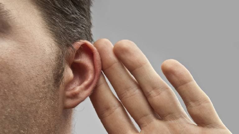 باستطاعة كبير السن استعادة سمعه الآن.