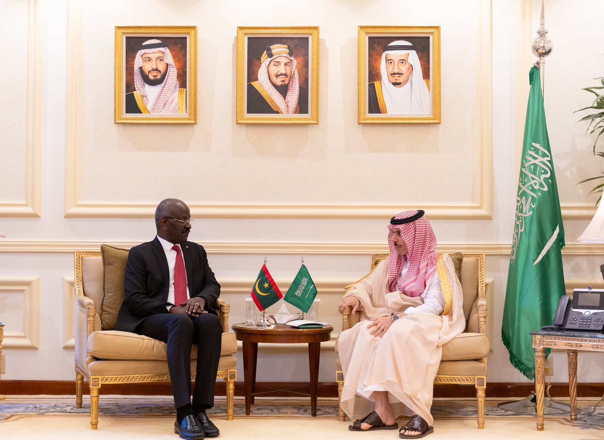 ولي العهد يتلقى رسالة من الرئيس الموريتاني تتضمن سبل تعزيز العلاقات
