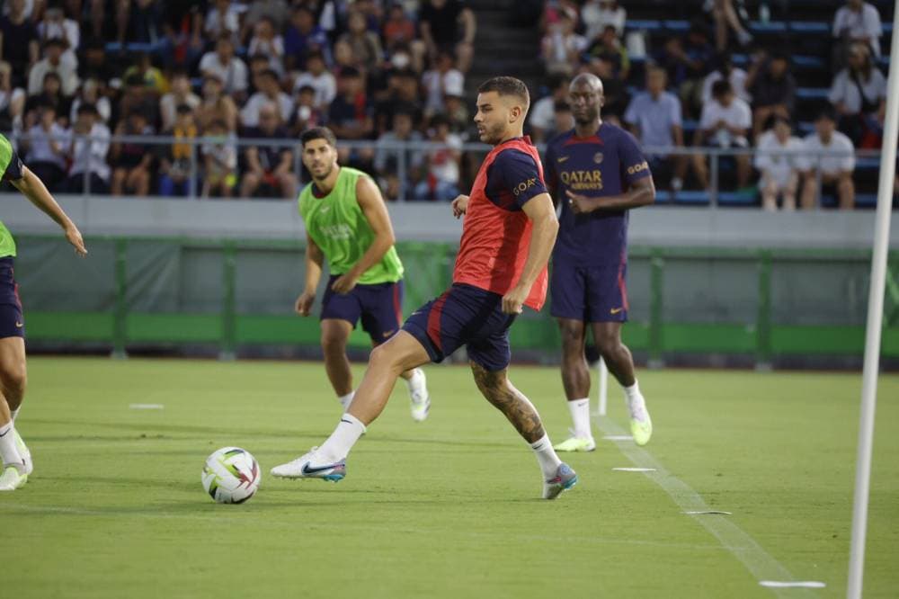 جانب من تدريب باريس سان جيرمان. مركز باريس سان جيرمان الإعلامي