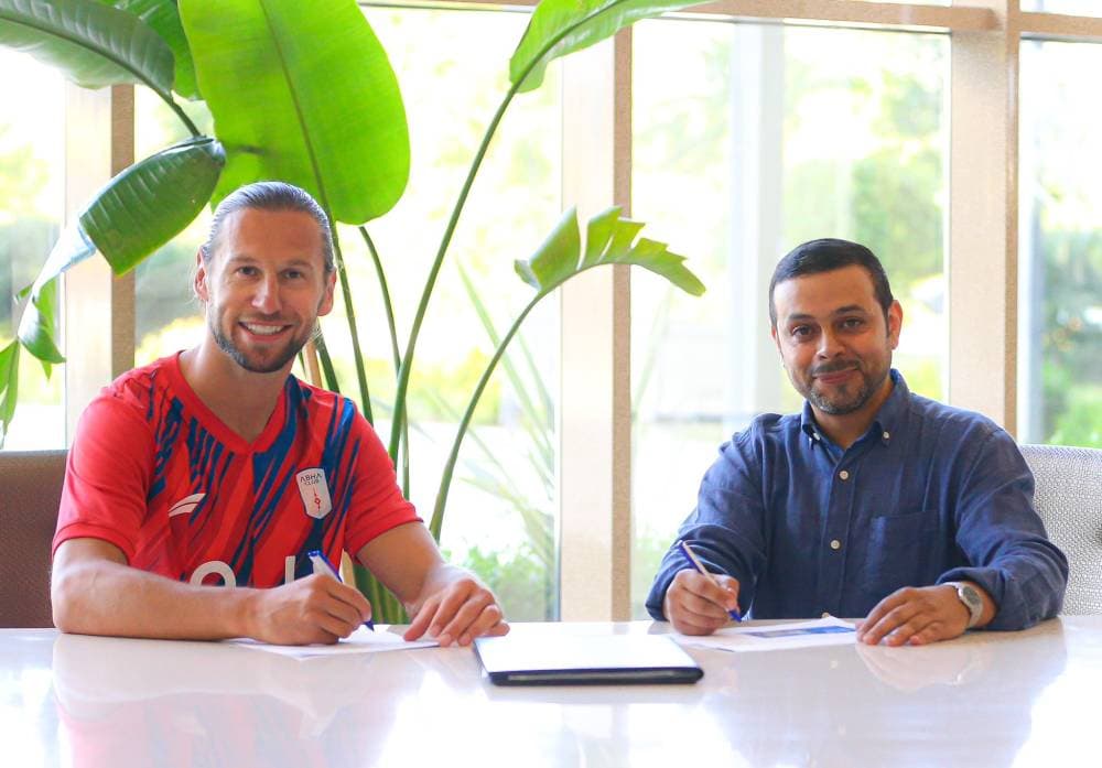 كريتشوفياك بعد التوقيع مع أبها.