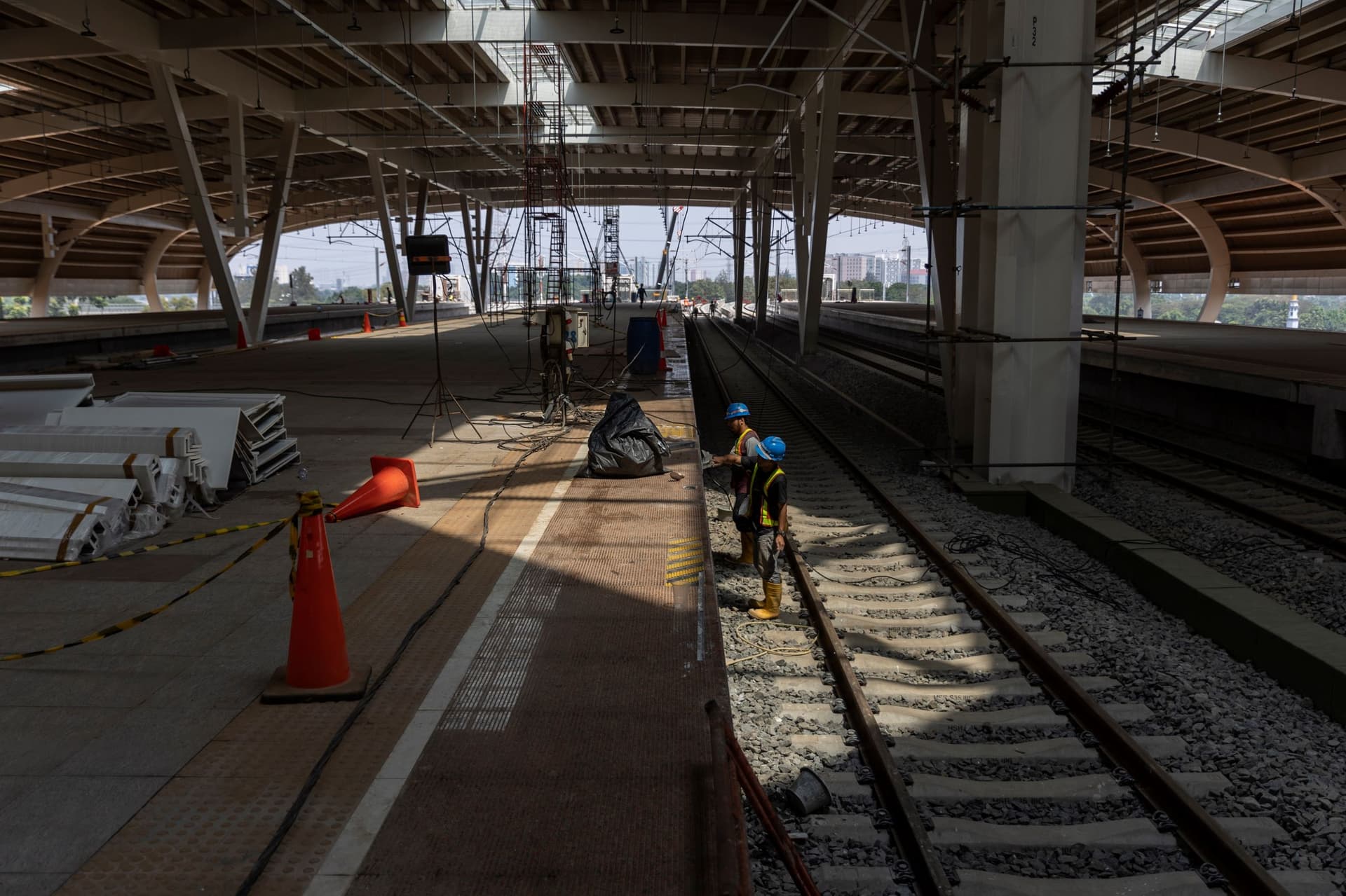 بصناعة صينية .. أول خط سكة حديد فائق السرعة في جنوب شرق آسيا ينطلق من جاكرتا