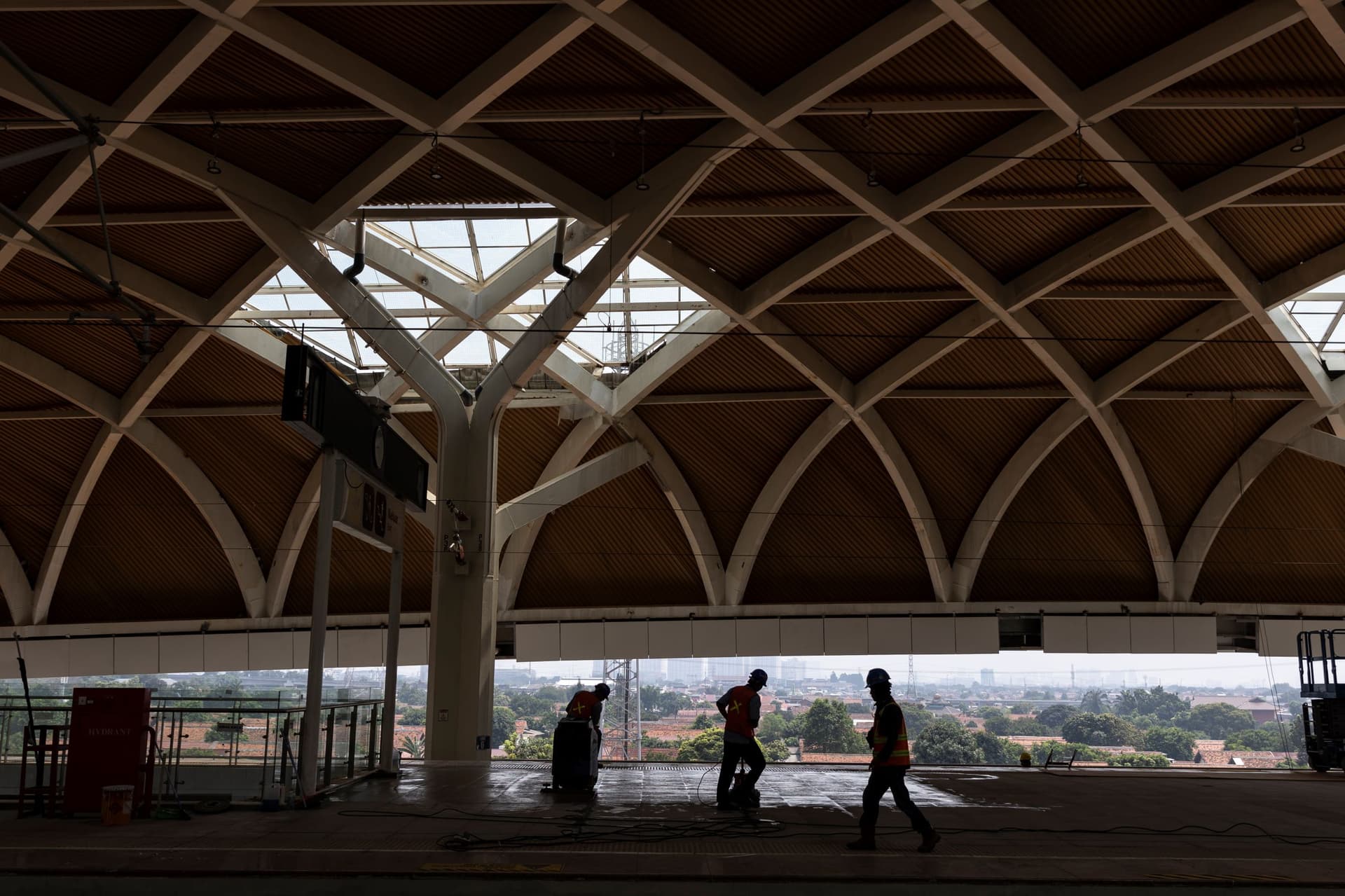 بصناعة صينية .. أول خط سكة حديد فائق السرعة في جنوب شرق آسيا ينطلق من جاكرتا