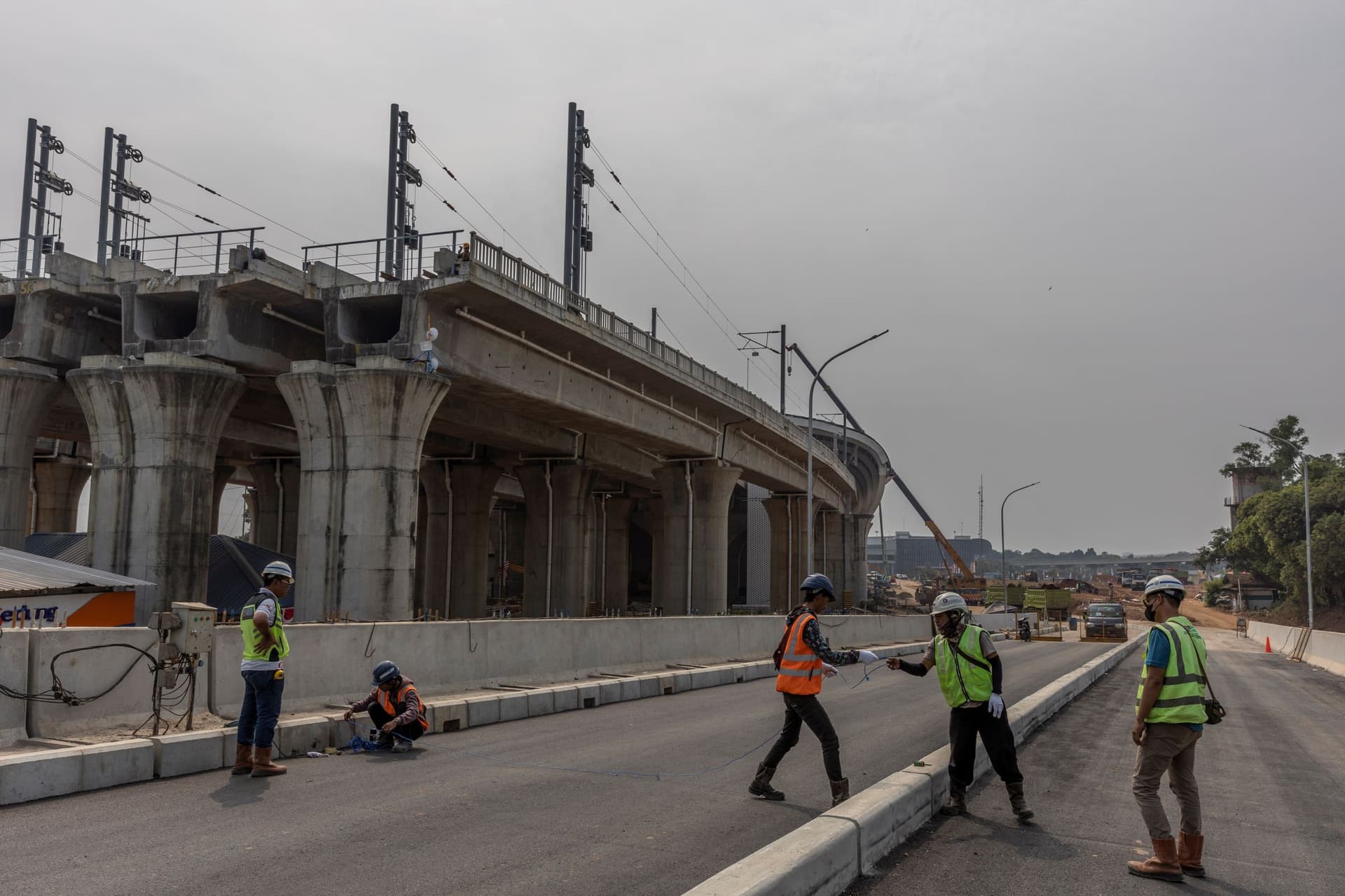 بصناعة صينية .. أول خط سكة حديد فائق السرعة في جنوب شرق آسيا ينطلق من جاكرتا