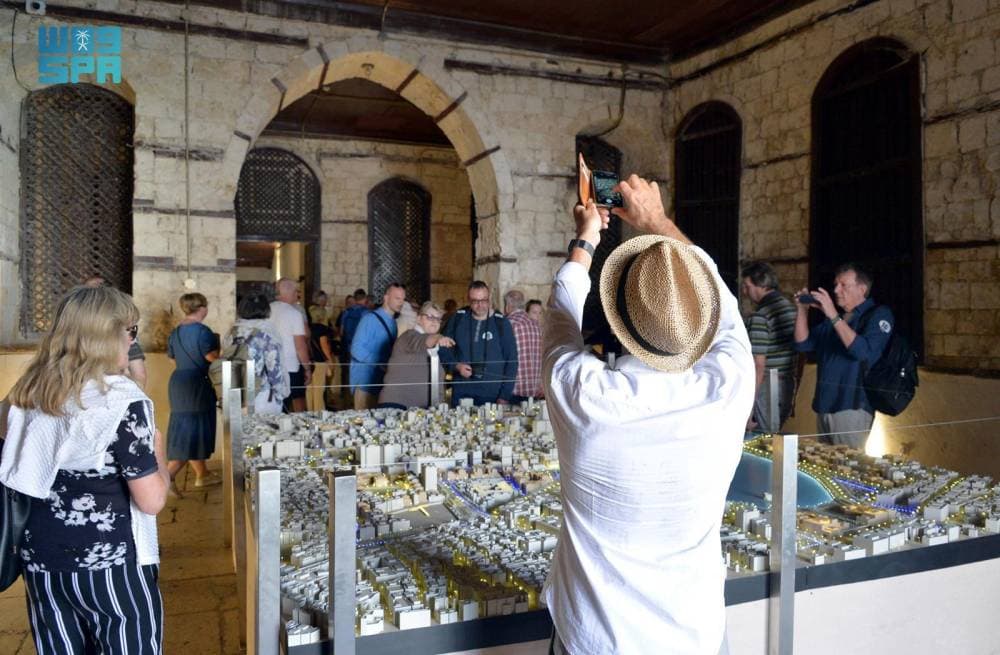 تجمع جدة التاريخية سياح من خارج المملكة وداخلها.