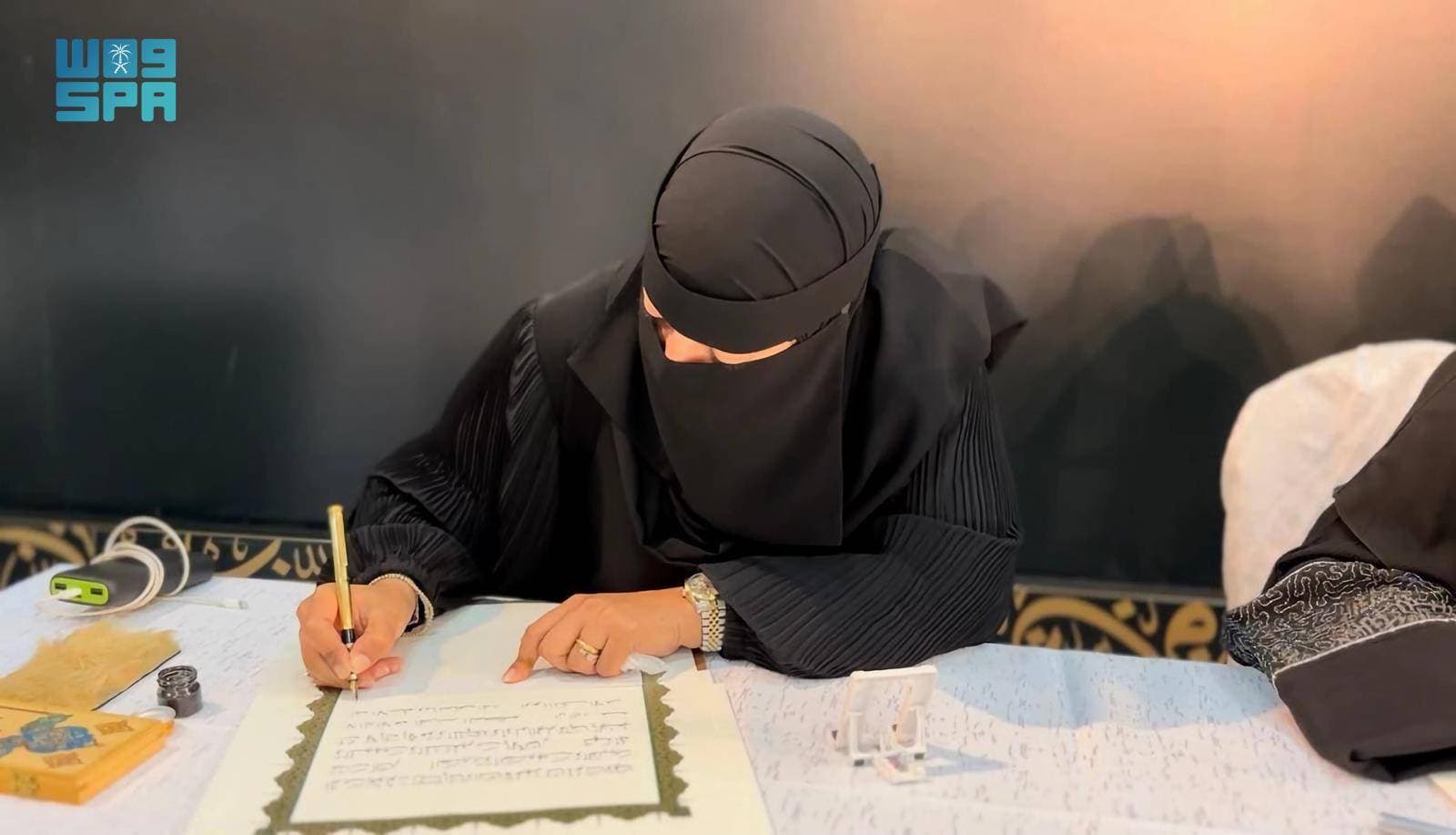 أسهم الاهتمام بالخط العربي في إعادة مكانة هذا الفن العريق وهيبته على سائر الفنون، بوصفه إرثا إسلاميا وتاريخيا، حيث برز عدد من الخطاطات السعوديات. «واس»