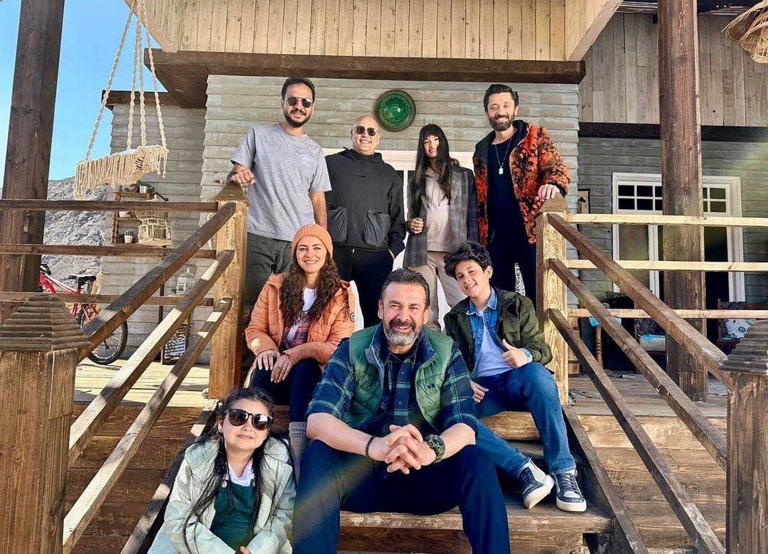 فريق العمل في صورة جماعية.