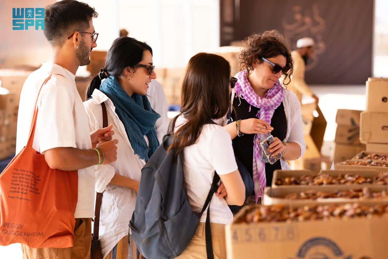 مهرجان مزاد التمور في العلا يجذب السياح الأجانب