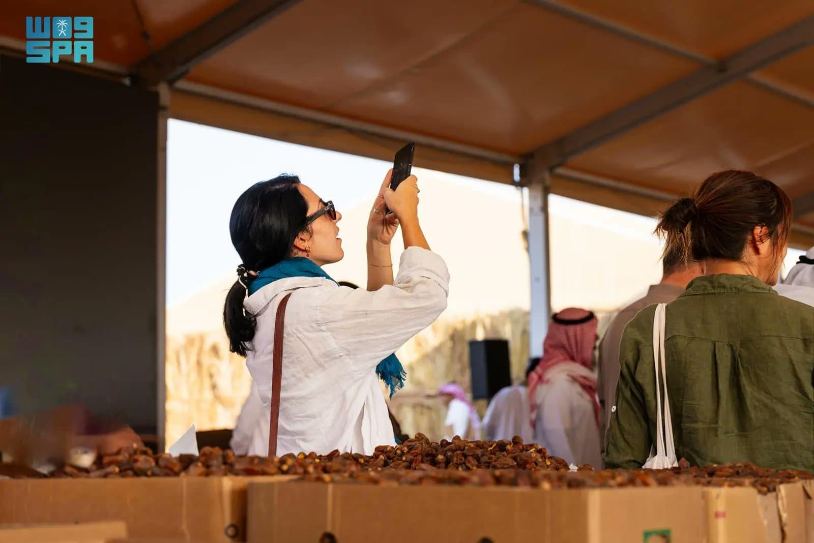 مهرجان مزاد التمور في العلا يجذب السياح الأجانب