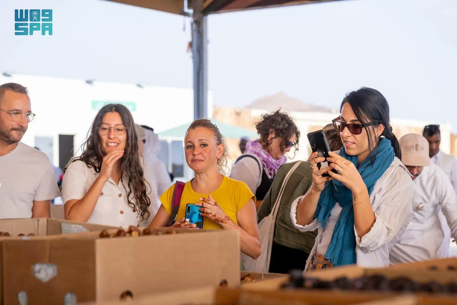 مهرجان مزاد التمور في العلا يجذب السياح الأجانب
