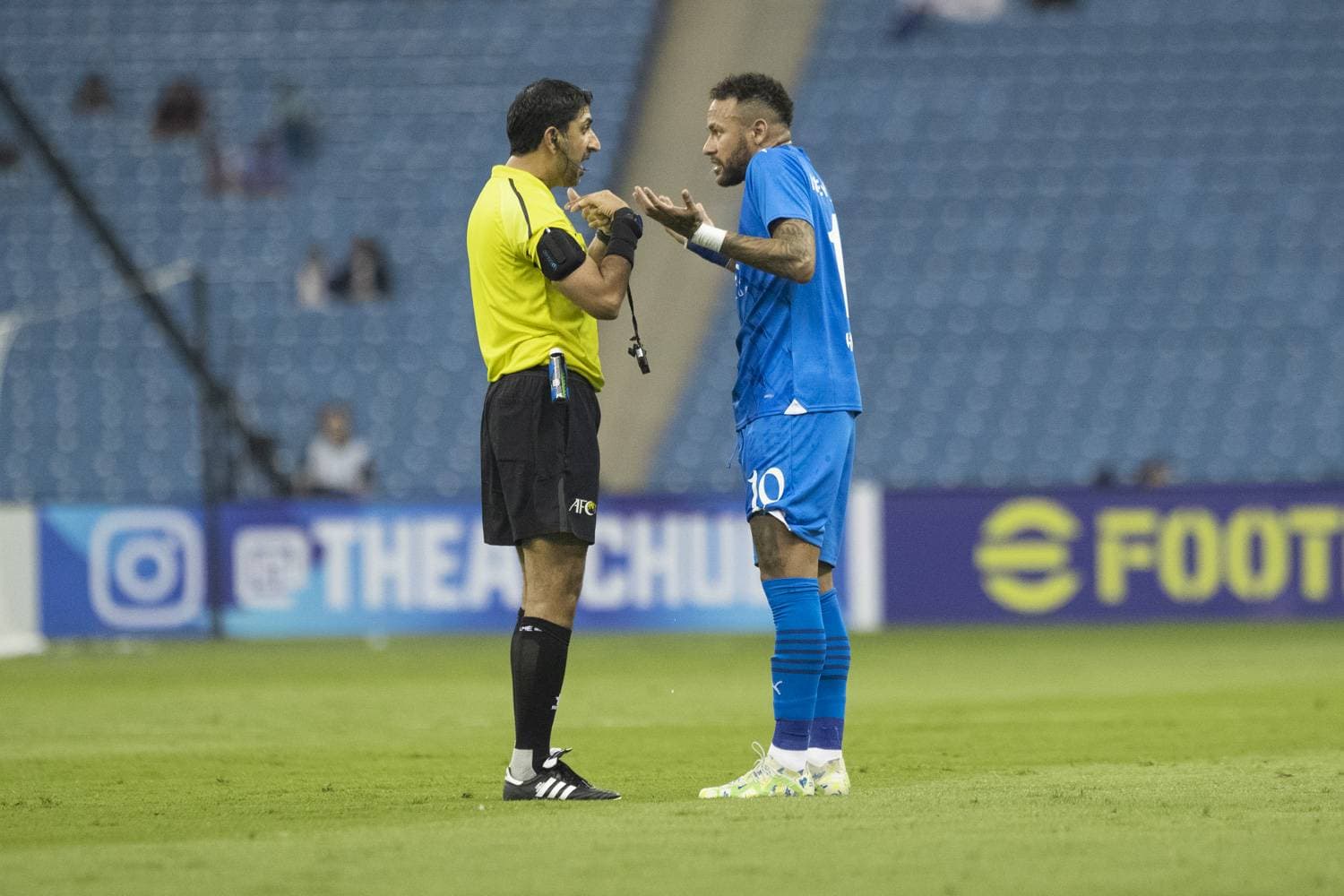 نيمار يناقش الحكم خلال مباراة نافباهور الأوزبكي. تصوير: يزيد السمراني ـ "الاقتصادية"