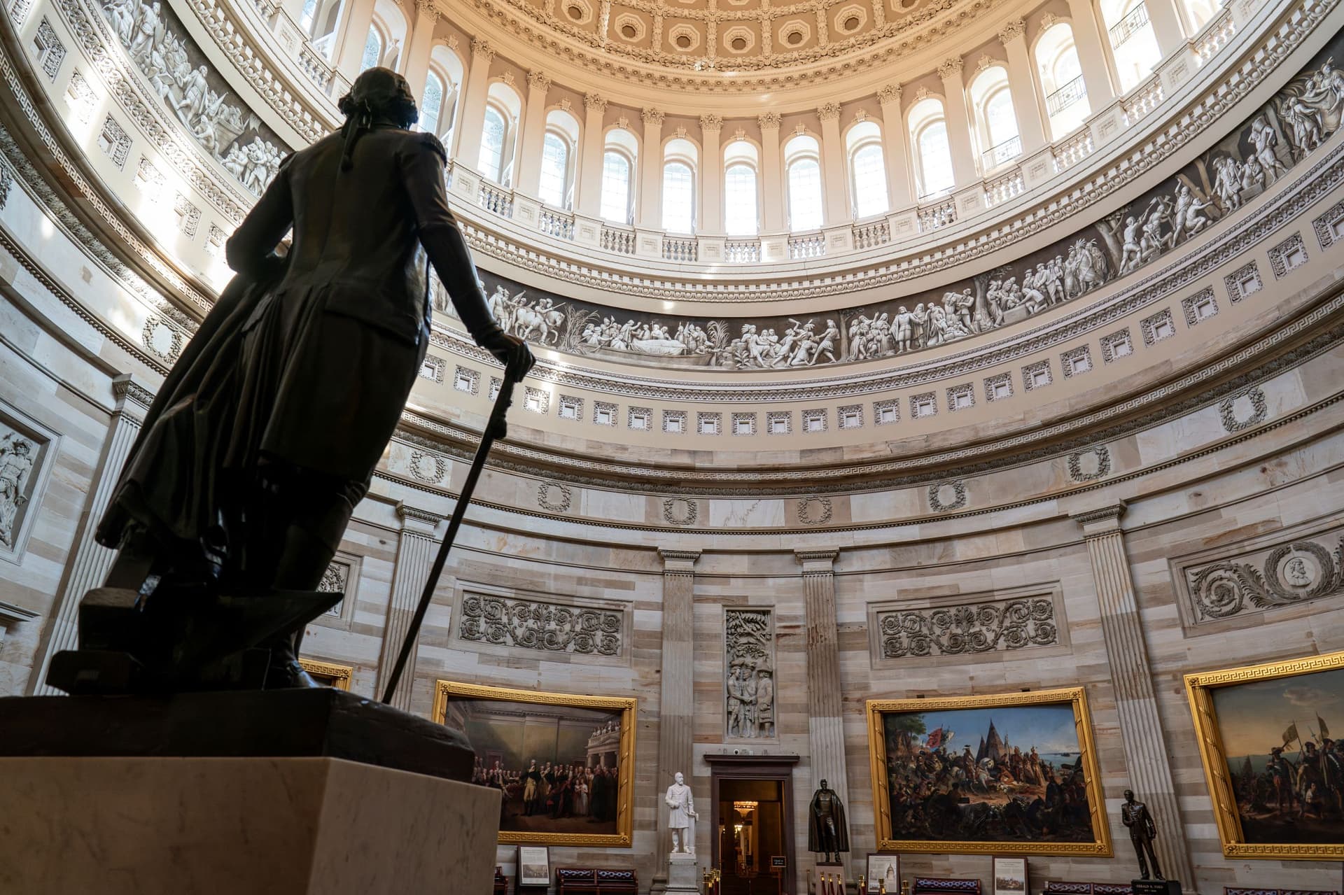 خلاف بين الجمهوريين بشأن مساعي تجنب إغلاق وشيك للحكومة الأمريكية