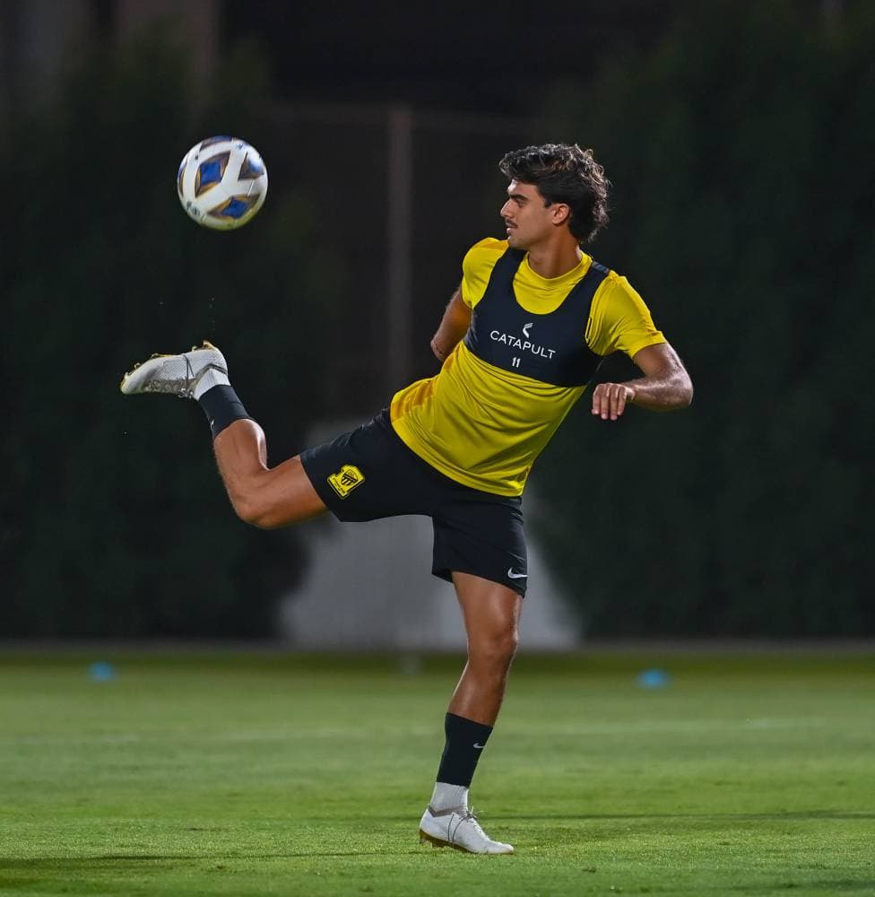 جوتا خلال تدريب الاتحاد. تصوير: علي خمج ـ "الاقتصادية"