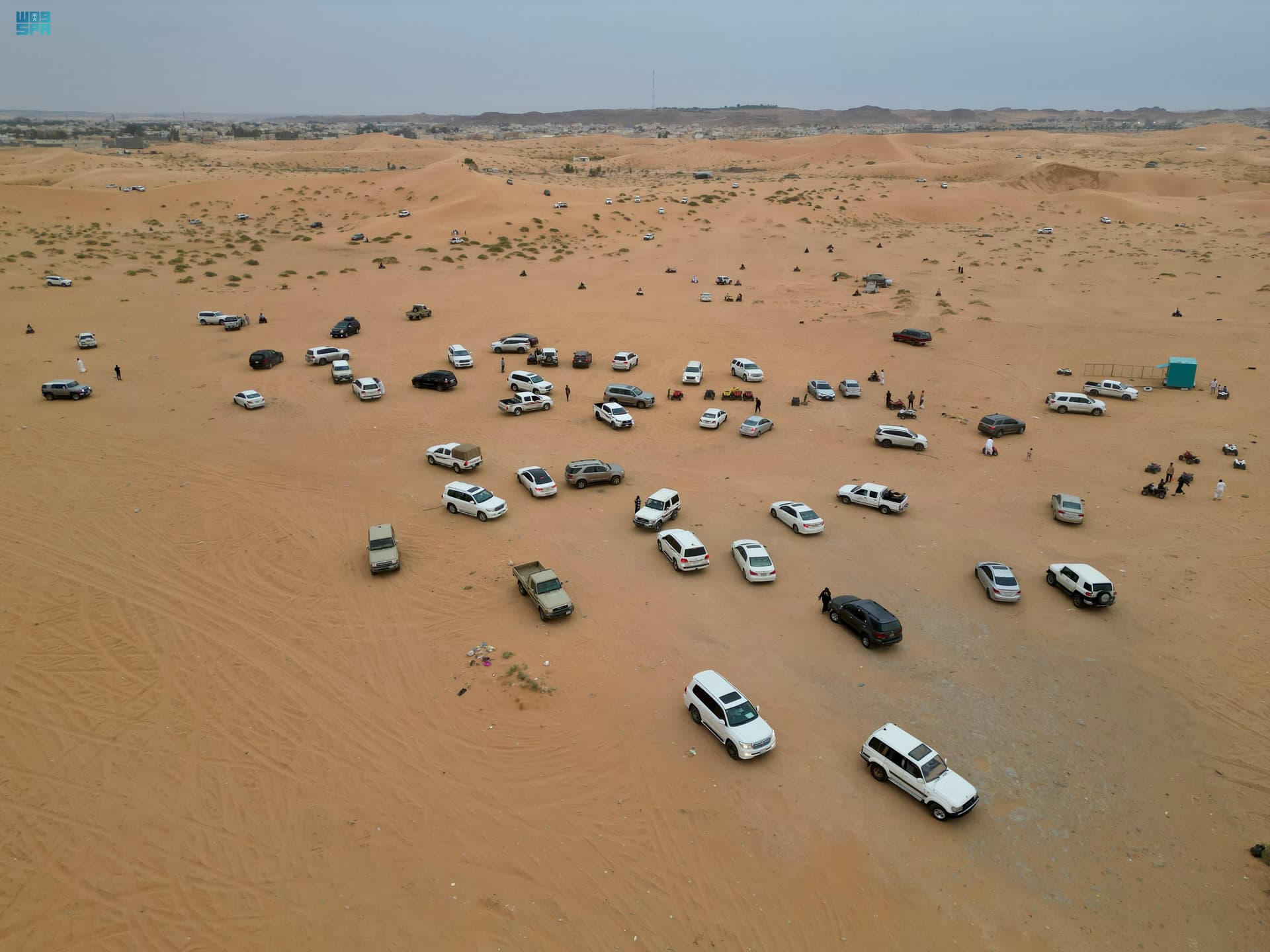 الجوف .. أجواء المطر تجذب هواة التطعيس والمواقع السياحية
