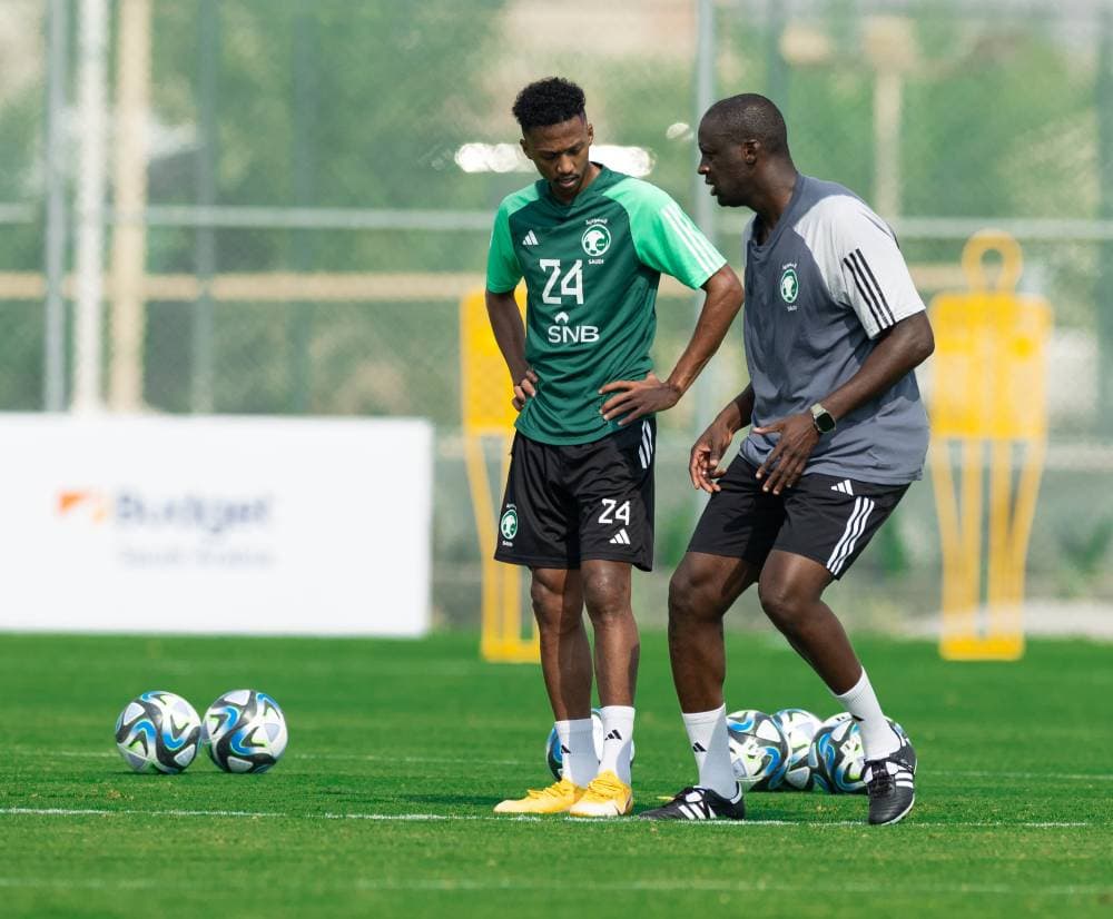 الإيفواري يايا توريه مساعد المدرب الإيطالي مانشيني خلال تدريب أمس.