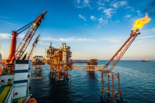 النفط يتراجع صوب 80 دولارا للبرميل قبيل اجتماع أوبك+